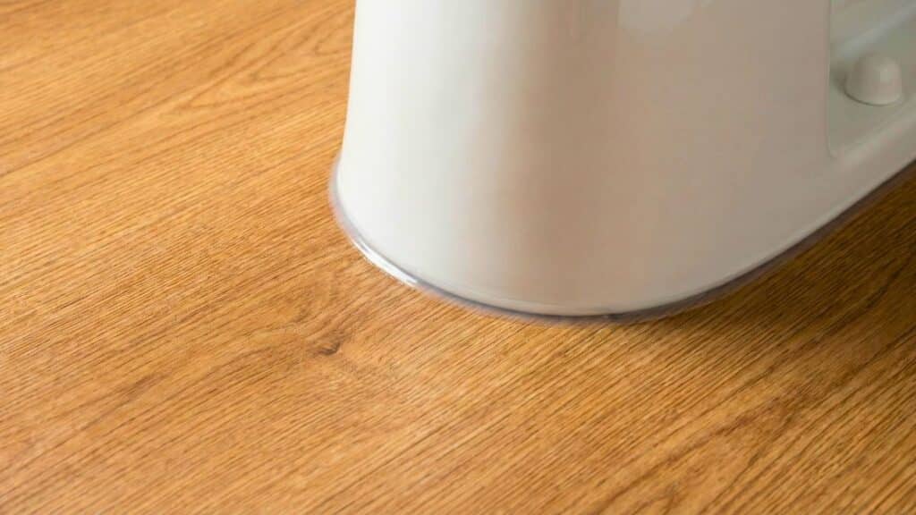 Strakke afwerking van pvc vloer rondom een staand toilet