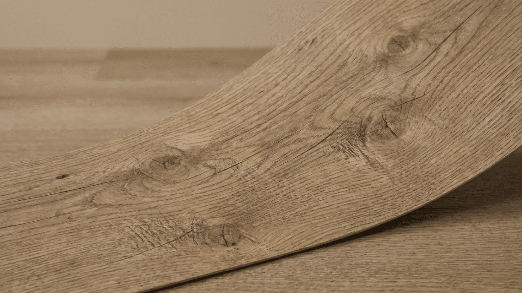 Detail van PVC vloer met zichtbare structuur en afwerking